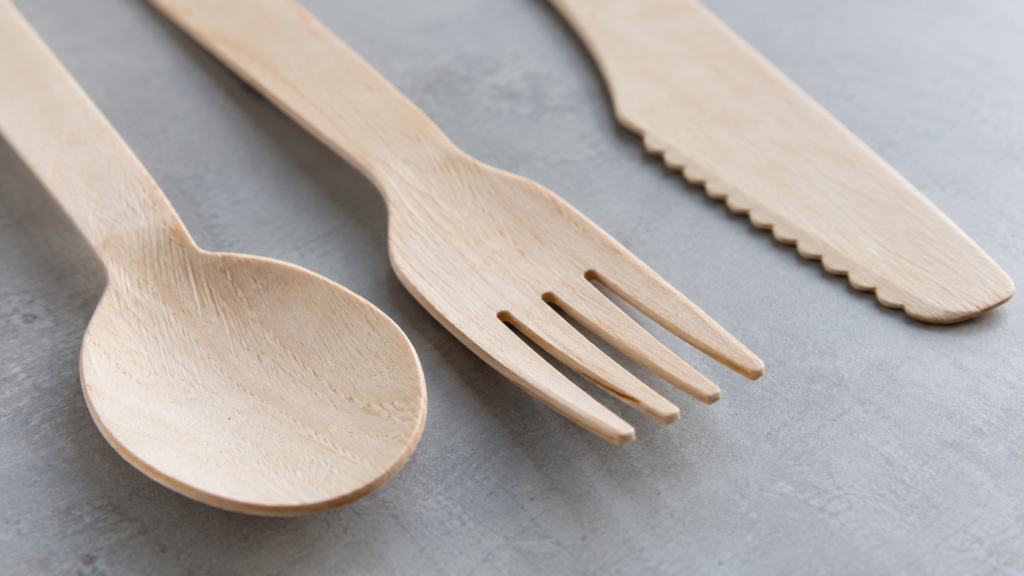 Wooden spoon, fork and knife beside a takeaway bowl, with the title “How to Choose High-Quality Wooden Cutlery for Restaurants”.